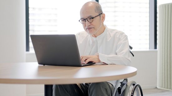 Curso é voltado para pessoas com deficiência, que tenham concluído ou estejam realizando um curso acadêmico de nível técnico ou superior - Envato