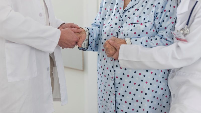 De acordo com dados da Demografia Médica Brasileira 2025, existem 3.167 geriatras no País, o que corresponde a 1,49 especialistas por 100 mil habitantes - Envato