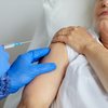 Especialistas apontam que a vacinação é a principal maneira de aumentar a imunidade do sistema respiratório, especialmente entre pessoas idosas - Envato