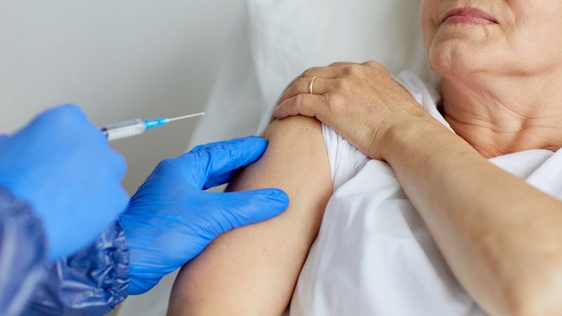 Especialistas apontam que a vacinação é a principal maneira de aumentar a imunidade do sistema respiratório, especialmente entre pessoas idosas - Envato