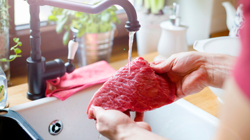 Lavar proteínas na pia, além de não ser necessário, esse hábito espalha bactérias por pias - Foto: Envato Elements