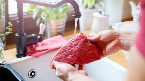 Lavar proteínas na pia, além de não ser necessário, esse hábito espalha bactérias por pias - Foto: Envato Elements