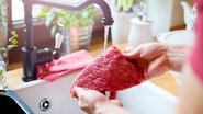 Lavar proteínas na pia, além de não ser necessário, esse hábito espalha bactérias por pias - Foto: Envato Elements