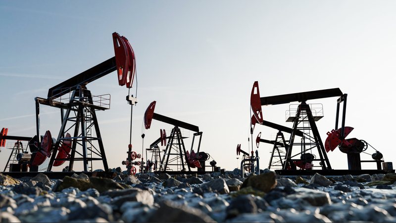 Bombas extraem petróleo: preço do barril pode chegar a US$ 76, segundo analistas - Envato