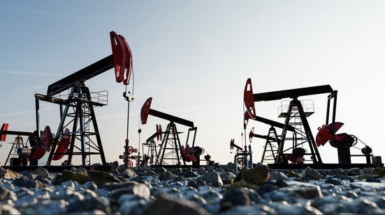 Bombas extraem petróleo: preço do barril pode chegar a US$ 76, segundo analistas - Envato