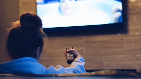 Alguns filmes são bons para curtir sozinho e deixar as emoções aflorarem - Foto: Envato Elements