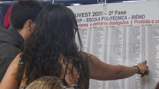 Vestibulandos consultam lista da Fuvest, que prevê mudanças já na edição deste ano da prova - Cecília Bastos /USP Imagens