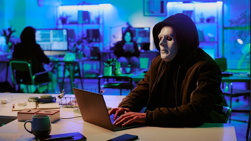 Hacker teria conseguido acesso a contas de e-mails de jornalista; editor executivo do jornal alertou a equipe - Envato
