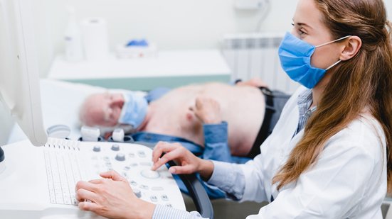 O avanço dos casos, aumenta as solicitações de internação hospitalar, o que pressiona as taxas de ocupação - Envato