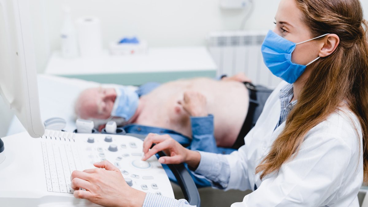 O avanço dos casos, aumenta as solicitações de internação hospitalar, o que pressiona as taxas de ocupação - Envato