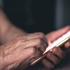 Com a nova proposta, os alertas deverão descrever, com uma linguagem acessível, o tipo do crime, seus riscos, meios de prevenção e formas de denunciá-lo - Envato