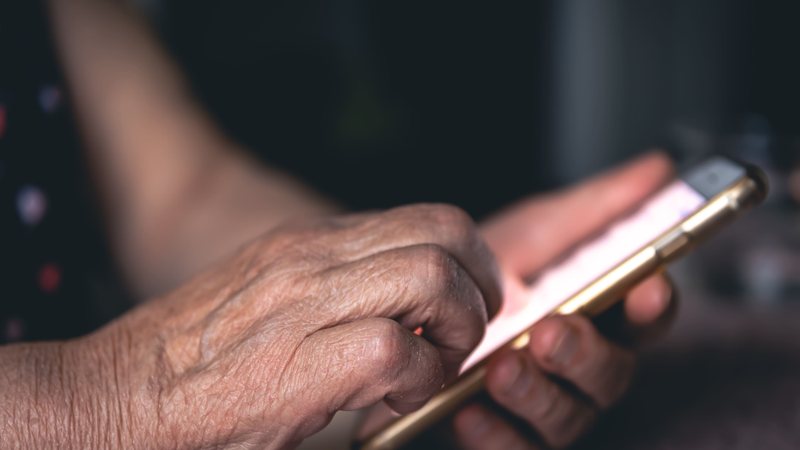 Com a nova proposta, os alertas deverão descrever, com uma linguagem acessível, o tipo do crime, seus riscos, meios de prevenção e formas de denunciá-lo - Envato