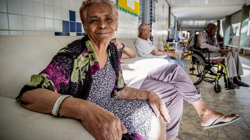 Idosos que não podem se manter sozinhos ou serem mantidos pelas famílias têm direito ao benefício - Rafa Neddermeyer/Agência Brasil