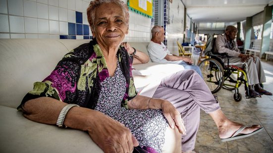 Idosos que não podem se manter sozinhos ou serem mantidos pelas famílias têm direito ao benefício - Rafa Neddermeyer/Agência Brasil