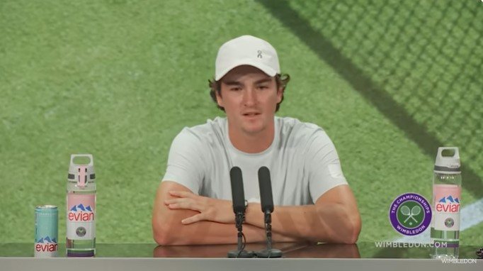 João Fonseca estreia em Wimbledon com vitória sobre o britânico Jacob Fearnley, 51º do mundo - Reprodução / Wimbledon YouTube