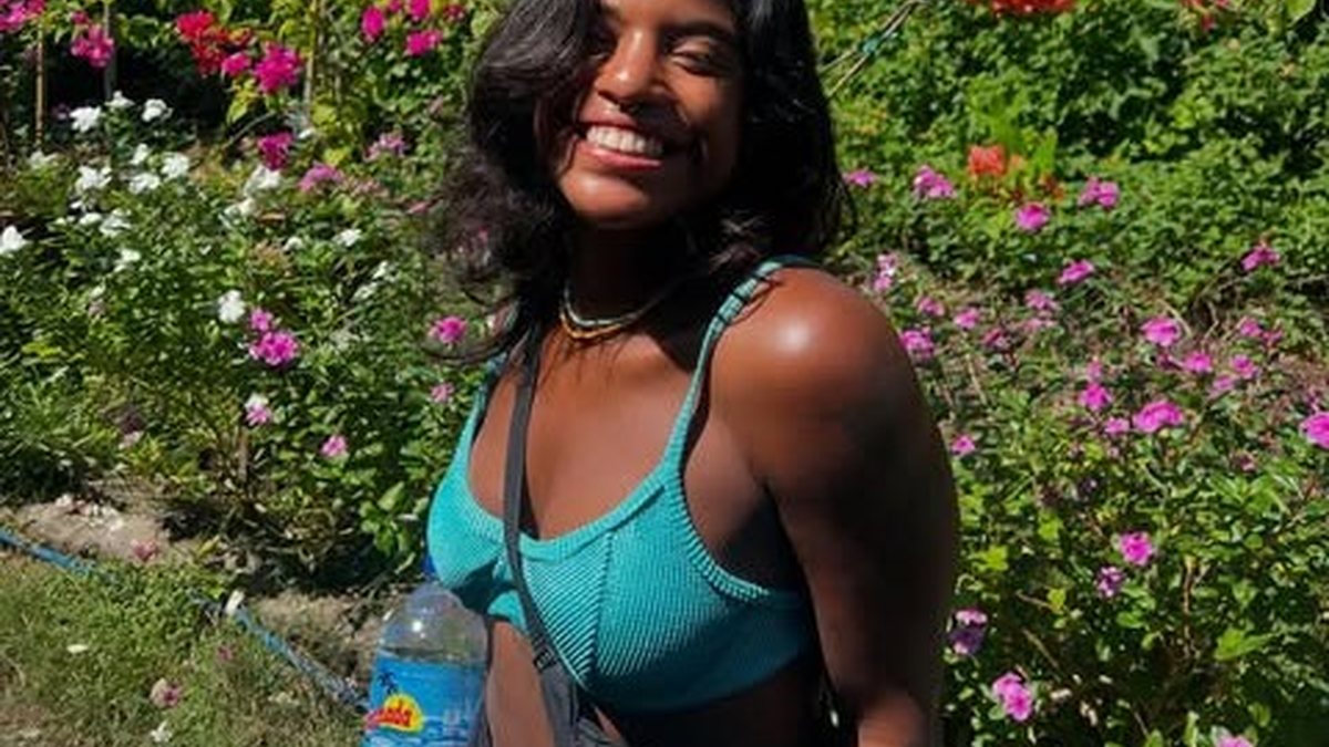 A jovem de 27 anos de Niterói (RJ) caiu durante uma trilha de escalada no Monte Rinjani, na Ilha de Lombok, enquanto fazia uma caminhada pela área de vulcão - Reprodução/Instagram @ajulianamarins
