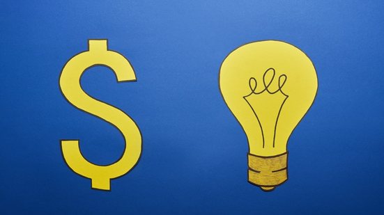 Para consumidores atendidos em alta tensão, o aumento médio será de 24,57%, e para baixa tensão, a conta de luz subirá 21,44% - Envato
