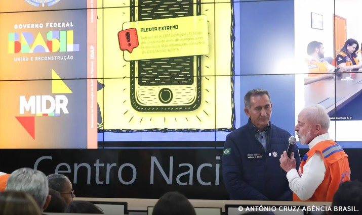 Ao ser acionado, o sistema enviou uma mensagem emergencial a telefones celulares de moradores de 36 municípios do Nordeste - Antonio Cruz/Agência Brasil