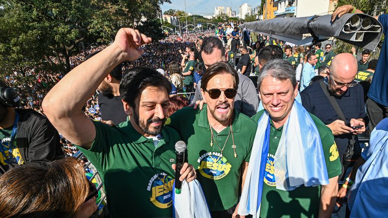 O governador de São Paulo, Tarcí­sio de Freitas, e o prefeito Ricardo Nunes participam da 33ª Marcha para Jesus - Roberto Sungi/Ato Press/Estadão Conteúdo