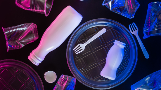 Para reduzir a exposição a microplásticos, embora ainda não seja possível eliminá-los da alimentação, é recomendável evitar o uso excessivo de embalagens plásticas - Foto: Envato Elements
