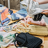 Substituir a sacola plástica por uma bolsa feita de camiseta é uma ideia prática e ecológica - Envato