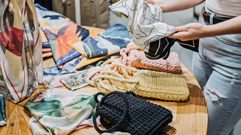 Substituir a sacola plástica por uma bolsa feita de camiseta é uma ideia prática e ecológica - Envato
