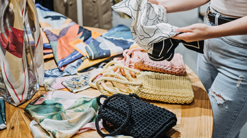 Substituir a sacola plástica por uma bolsa feita de camiseta é uma ideia prática e ecológica - Envato