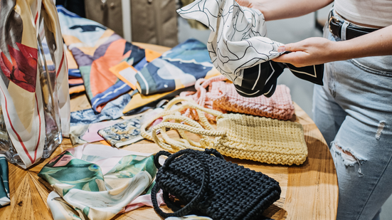 Substituir a sacola plástica por uma bolsa feita de camiseta é uma ideia prática e ecológica - Envato