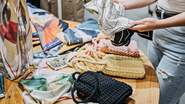 Substituir a sacola plástica por uma bolsa feita de camiseta é uma ideia prática e ecológica - Envato