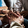 Esses espaços são fundamentais para promover a cidadania entre as pessoas idosas - Foto: Envato Elements