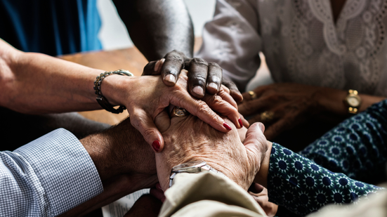 Esses espaços são fundamentais para promover a cidadania entre as pessoas idosas - Foto: Envato Elements