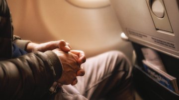 Viajar de avião envolve baixos níveis de oxigênio e longos períodos de imobilidade - Foto: Envato Elements