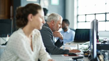 Programas de trainee, frequentemente associados a jovens em início de carreira, estão cada vez mais diversificados e sem limites de idade para inscrição - Envato