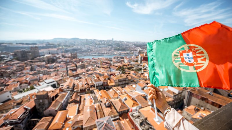 O Ministério das Relações Exteriores calcula que existam 513 mil brasileiros morando em Portugal - Envato