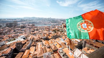 O Ministério das Relações Exteriores calcula que existam 513 mil brasileiros morando em Portugal - Envato