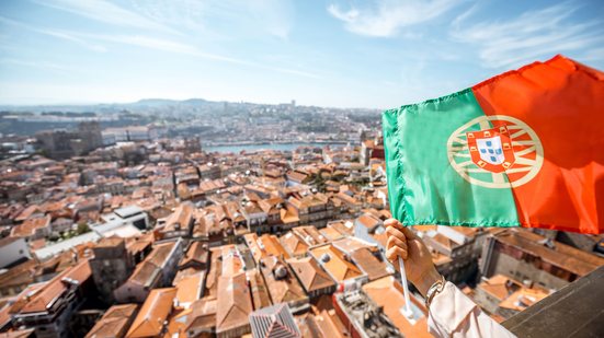 O Ministério das Relações Exteriores calcula que existam 513 mil brasileiros morando em Portugal - Envato