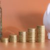Atualmente, com a taxa de juros básica em 15%, o rendimento da poupança é 0,5% ao mês mais TR, ou  6,17% ao ano - Envato