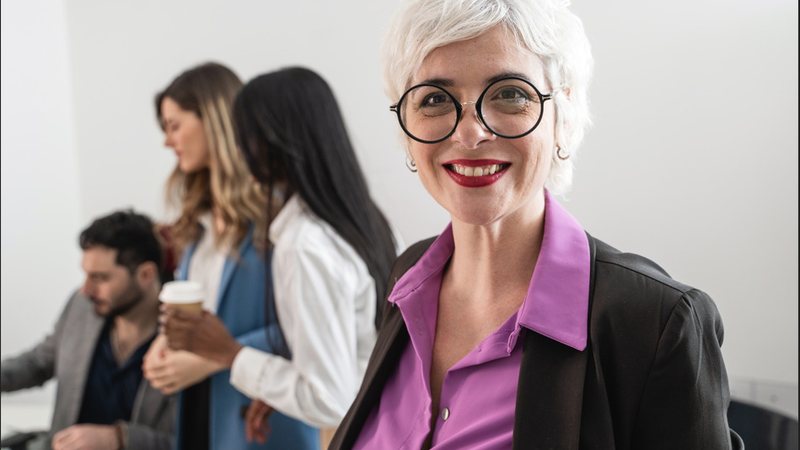 Esse público representa uma das maiores potências de consumo do país, com cada vez mais presença no mercado de trabalho - Envato