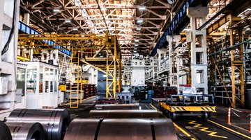 No comparativo anual, segundo o IBGE, a produção industrial registrou queda em 9 dos 18 locais pesquisados - Envato