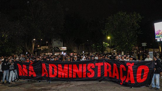 Torcedores protestam no Parque São Jorge sobre a má administração do Corinthians - Arthur Lamonier/Ato Press/ Estadão Conteúdo