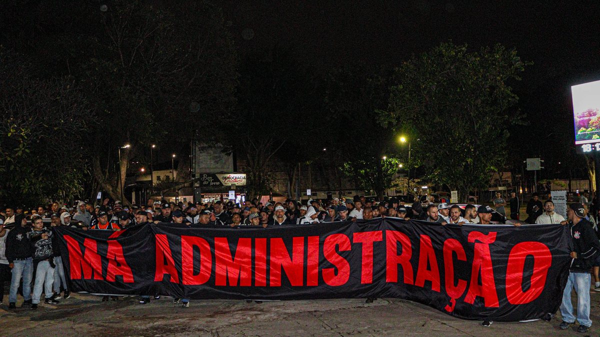 Torcedores protestam no Parque São Jorge sobre a má administração do Corinthians - Arthur Lamonier/Ato Press/ Estadão Conteúdo