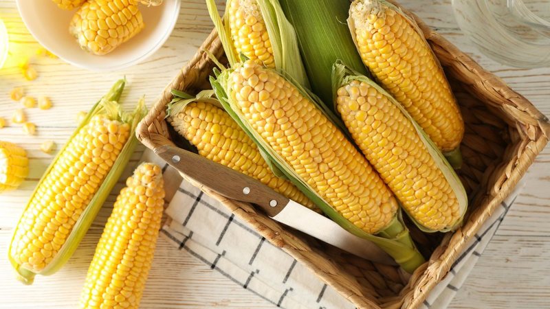 Para preparar, amacie as folhas de milho em água quente para que fiquem flexíveis - Envato