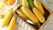 Para preparar, amacie as folhas de milho em água quente para que fiquem flexíveis - Envato