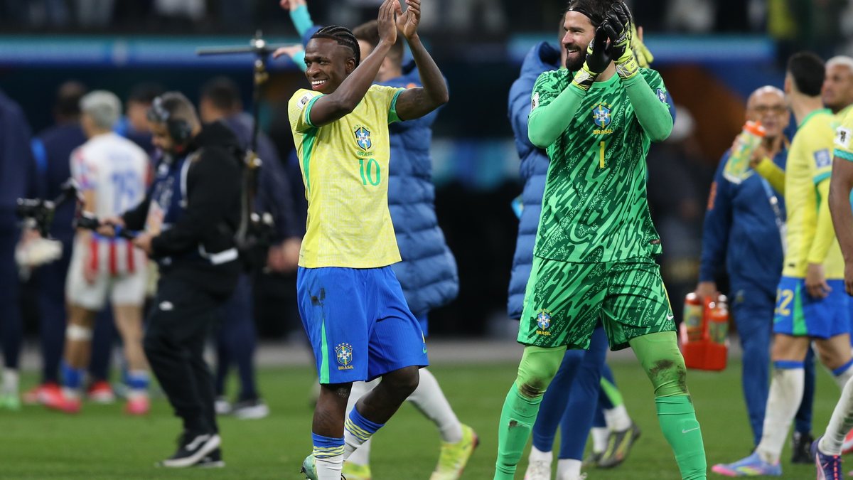 Vini Jr. e Alisson comemoram vitória sobre o Paraguai por 1x0 - Marlon Costa/AGIF/Estadão conteúdo