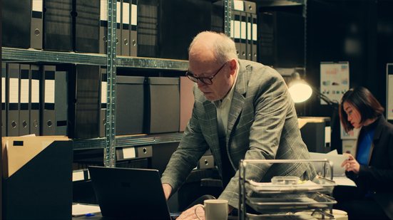 Profissional isolado e desvalorizado por sua faixa etária é afetado emocionalmente com impacto no engajamento - Envato