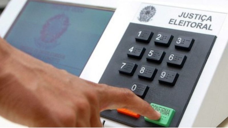 Apesar das restrições impostas pela Justiça Eleitoral, Bolsonaro segue manifestando intenção de concorrer. Sua inelegibilidade foi determinada pelo TSE - Reprodução/TRE-DF