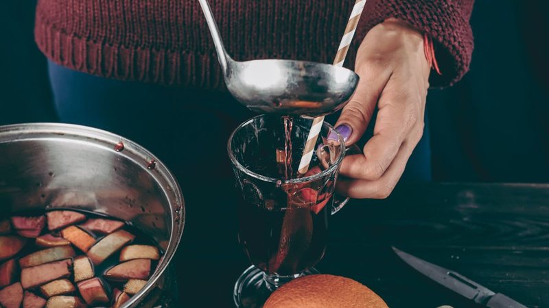 A tradição do vinho quente tem raízes antigas, os primeiros registros da bebida surgem no século 2 - Foto: Envato Elements