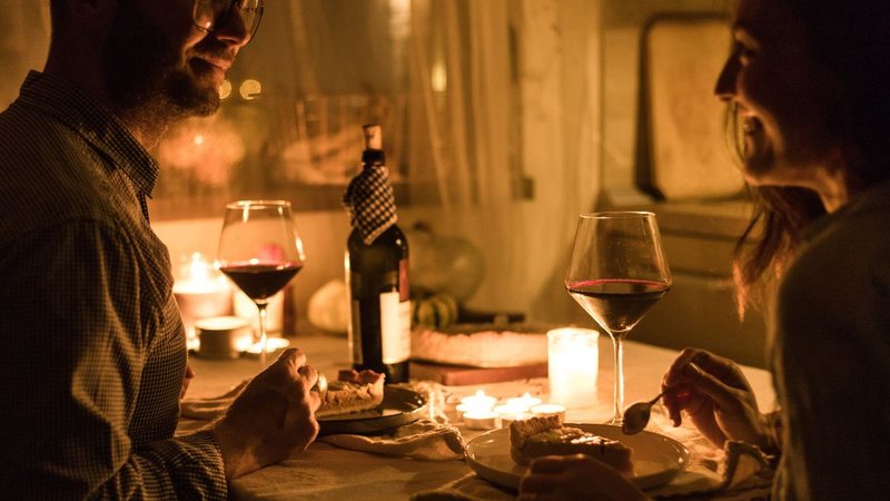 Com tantas opções, escolher o vinho ideal para o Dia dos Namorados depende apenas da proposta do jantar - Foto: Envato Elements