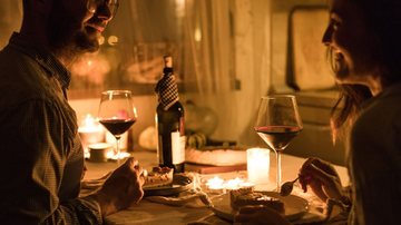 Com tantas opções, escolher o vinho ideal para o Dia dos Namorados depende apenas da proposta do jantar - Foto: Envato Elements