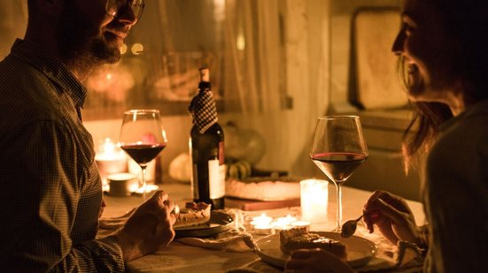 Com tantas opções, escolher o vinho ideal para o Dia dos Namorados depende apenas da proposta do jantar - Foto: Envato Elements